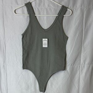 Gypsy +‎ Jade Ribbed V-Neck Bodysuit Ivy green Sleeveless Snap Bottom NWT S/M